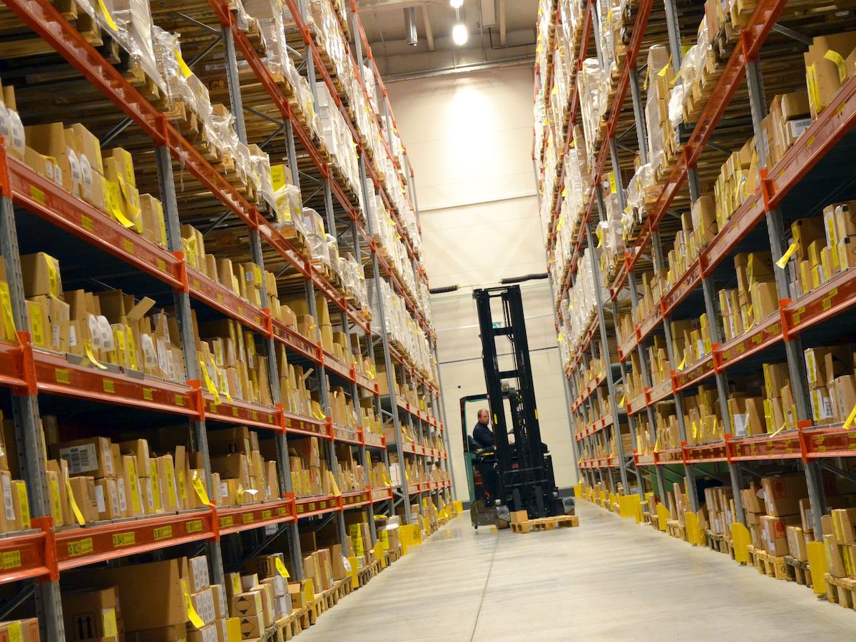 colli allineati sugli scaffali di magazzino