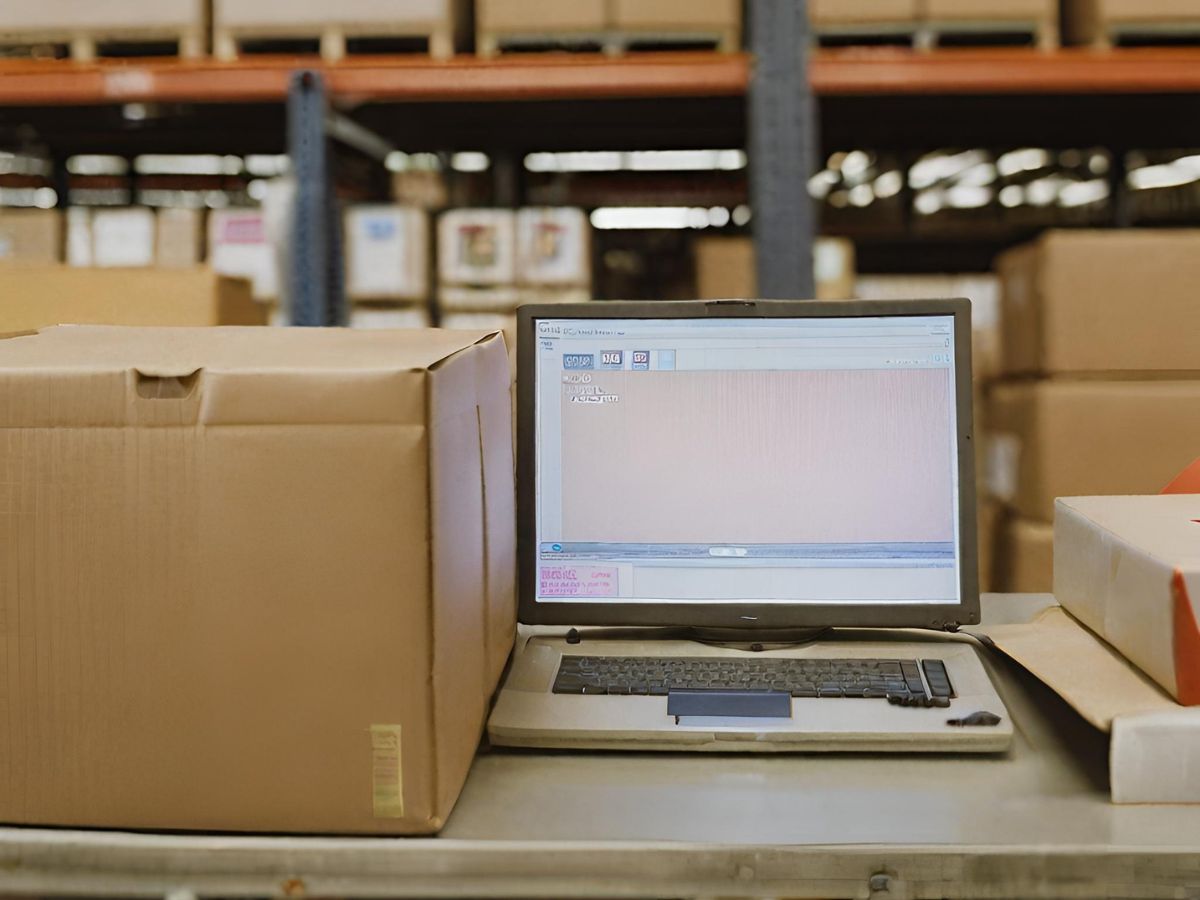 Pc in magazzino con il software trasporti e spedizioni