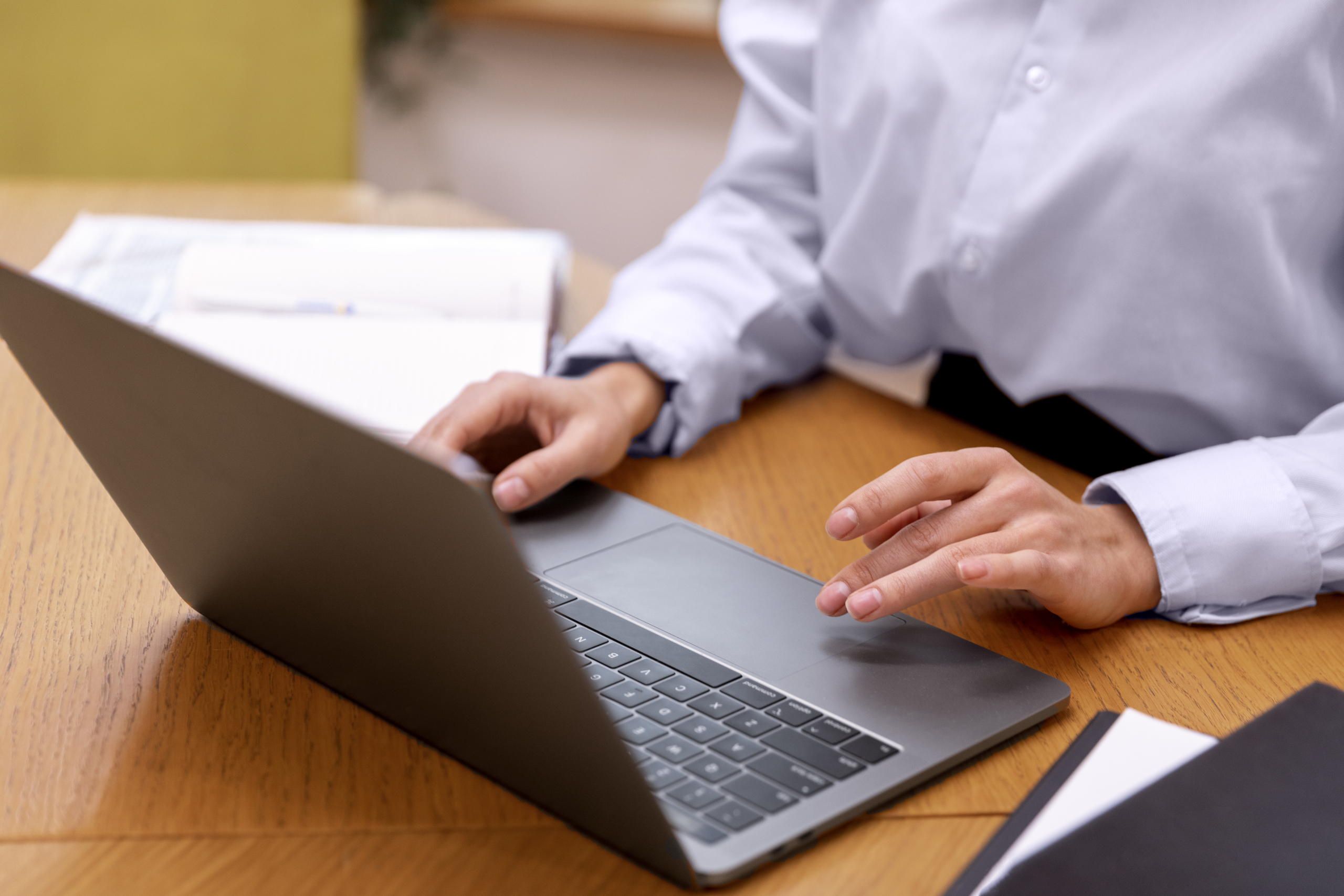 Operatrice informatica che lavora con il software trasporti